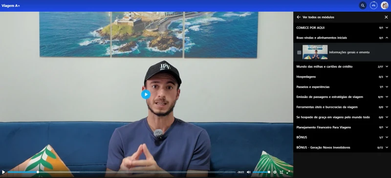 Aula da Comunidade Viagem A+ com o vídeo e a lista de módulos na tela de um computador