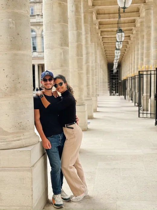 João e Jennifer em Paris, no destino da emissão real